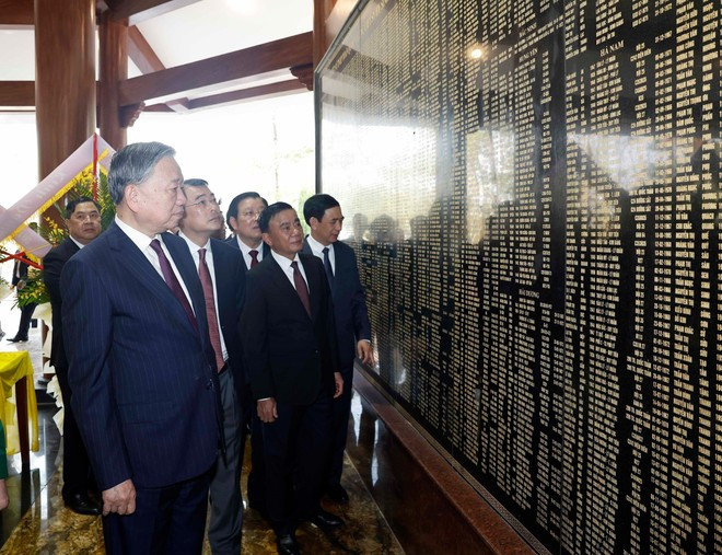 El líder partidista y la delegación en el monumento conmemorativo dedicado a los jóvenes voluntarios caídos. (Foto: VNA)