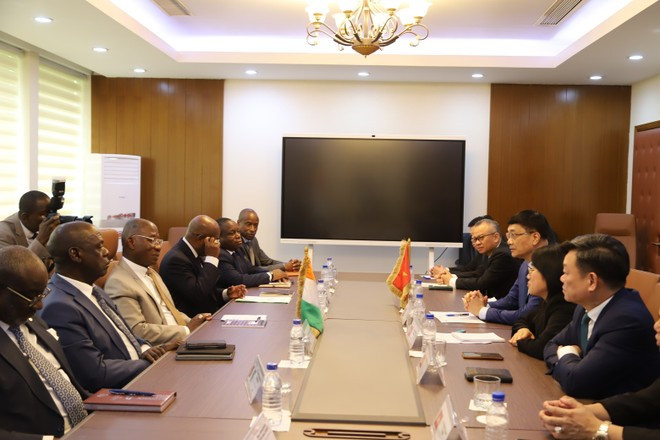 El vicepresidente de la Asamblea Nacional de Vietnam Vu Hong Thanh se reúne con el ministro de Relaciones Exteriores, Integración Africana y de los Marfileños en el Exterior, Kacou Houadja Léon Adom. (Foto: VNA) El vicepresidente de la Asamblea Nacional de Vietnam Vu Hong Thanh se reúne con el ministro de Relaciones Exteriores, Integración Africana y de los Marfileños en el Exterior, Kacou Houadja Léon Adom. (Foto: VNA)