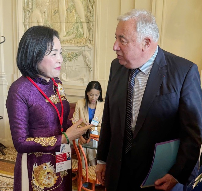 La vicepresidenta de la Asamblea Nacional vietnamita Nguyen Thi Thanh se reúne con el titular del Senado francés, Gérard Larcher, al margen de la cita. (Foto: VNA) La vicepresidenta de la Asamblea Nacional vietnamita Nguyen Thi Thanh se reúne con el titular del Senado francés, Gérard Larcher, al margen de la cita. (Foto: VNA)