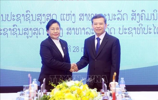 El presidente del Tribunal Popular Supremo de Vietnam, Le Minh Tri, y su homóloga laosiana, Viengthong Siphandon. (Foto: VNA) El presidente del Tribunal Popular Supremo de Vietnam, Le Minh Tri, y su homóloga laosiana, Viengthong Siphandon. (Foto: VNA)