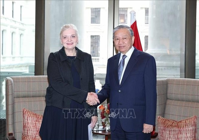 El secretario general del Partido Comunista de Vietnam, To Lam, y Helen Wilson, vicepresidenta sénior global de Rolls Royce. (Foto: VNA) El secretario general del Partido Comunista de Vietnam, To Lam, y Helen Wilson, vicepresidenta sénior global de Rolls Royce. (Foto: VNA)