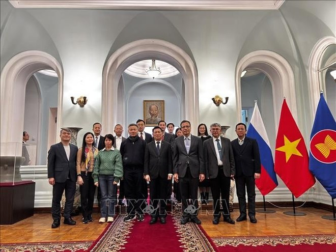 El viceprimer ministro de Vietnam Ho Duc Phoc y representantes de la comunidad vietnamita en Rusia. (Foto: VNA) El viceprimer ministro de Vietnam Ho Duc Phoc y representantes de la comunidad vietnamita en Rusia. (Foto: VNA)