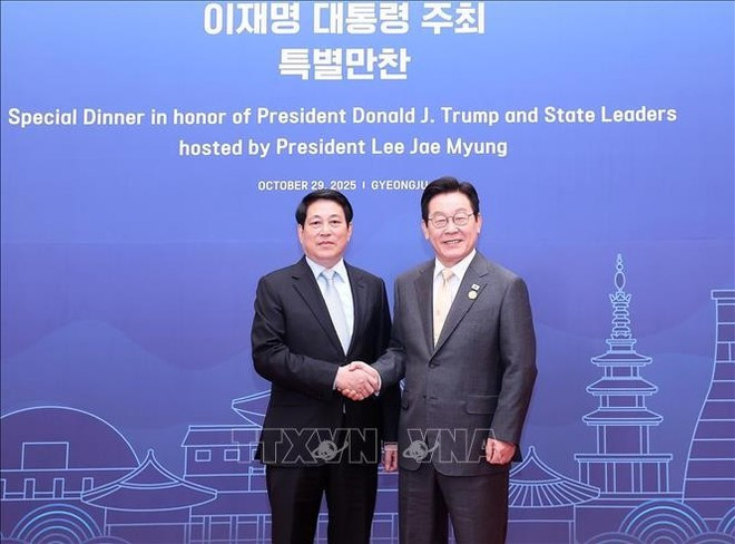 El presidente de Vietnam, Luong Cuong (izquierda), y su homólogo de Corea del Sur, Lee Jae Myung, en la cena de gala. (Foto: VNA) El presidente de Vietnam, Luong Cuong (izquierda), y su homólogo de Corea del Sur, Lee Jae Myung, en la cena de gala. (Foto: VNA)