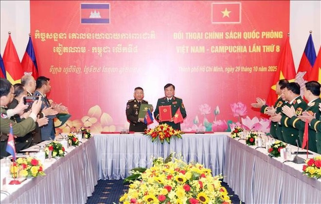 El teniente general Hoang Xuan Chien (derecha) y el general Chay Saingyun (izquierda) firman un memorando de entendimiento entre los Ministerios de Defensa de ambos países sobre cooperación en materia de derecho militar y de defensa, así como el acta del octavo Diálogo. (Foto: VNA) El teniente general Hoang Xuan Chien (derecha) y el general Chay Saingyun (izquierda) firman un memorando de entendimiento entre los Ministerios de Defensa de ambos países sobre cooperación en materia de derecho militar y de defensa, así como el acta del octavo Diálogo. (Foto: VNA)