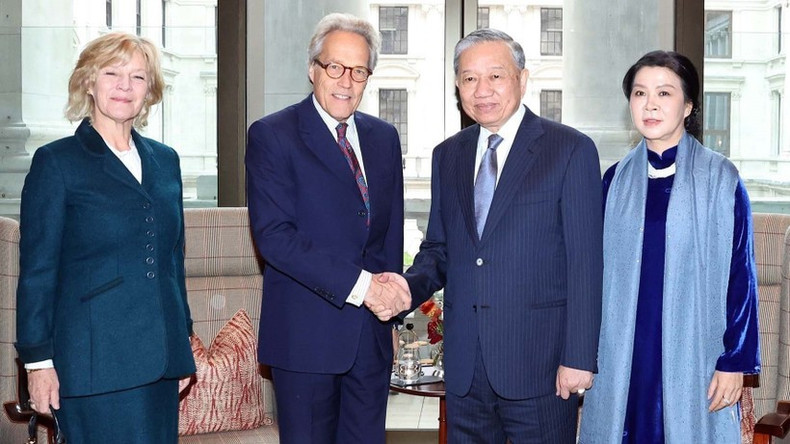 El secretario general del Partido Comunista de Vietnam, To Lam, y su cónyuge reciben al duque de Richmond, Charles Gordon-Lennox, y su esposa.