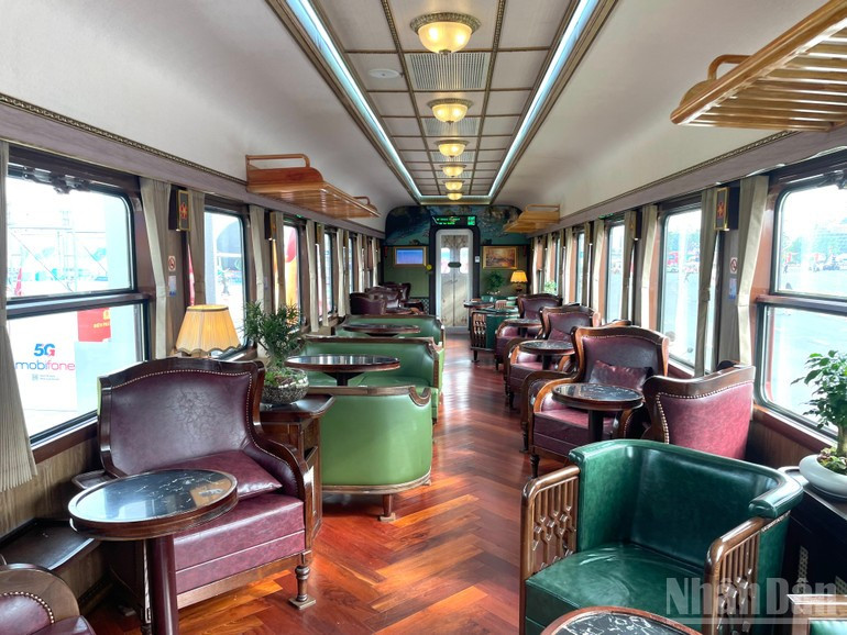 El interior del tren está decorado con patrones de flores de flamboyán rojo, símbolo de Hai Phong. De este modo, el viaje de Hanói a la ciudad portuaria se convierte en una experiencia cultural con una impronta distintiva. El interior del tren está decorado con patrones de flores de flamboyán rojo, símbolo de Hai Phong. De este modo, el viaje de Hanói a la ciudad portuaria se convierte en una experiencia cultural con una impronta distintiva.