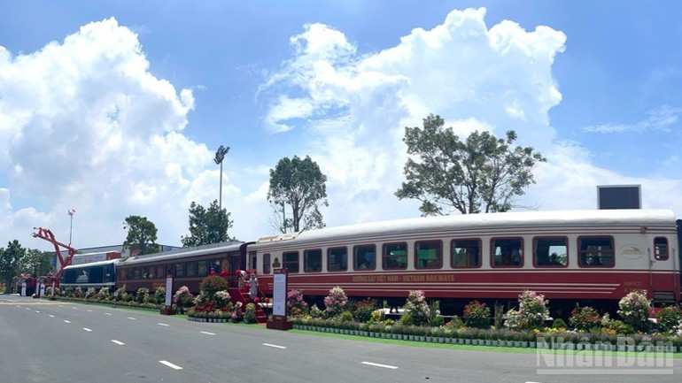 Los realizadores acondicionan con ingenio el espacio de exhibición, convirtiéndolo en una parada en el recorrido del convoy a la denominada ciudad de las flores del flamboyán rojo. Los realizadores acondicionan con ingenio el espacio de exhibición, convirtiéndolo en una parada en el recorrido del convoy a la denominada ciudad de las flores del flamboyán rojo.