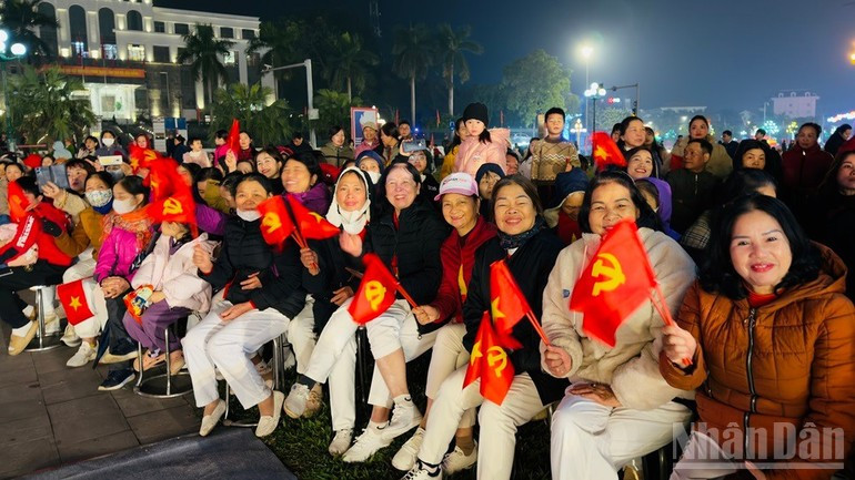 Una multitud se congrega en la plaza 19/8, en el barrio de Yen Bai, la noche del 25 de enero. (Foto: Nhan Dan)