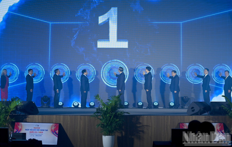 Los delegados lanzan de manera simbólica el Día de la Innovación de Vietnam 2025. (Foto: Nhan Dan) ndo-br-a5-bnd-0115.jpg