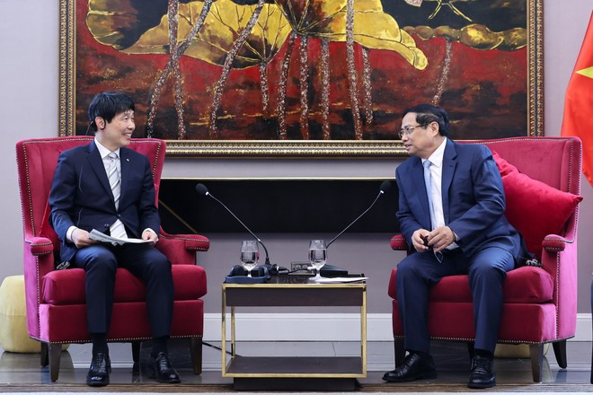 El primer ministro vietnamita, Pham Minh Chinh, recibe al al gobernador de la prefectura de Gunma, Yamamoto Ichita. (Foto: VNA)