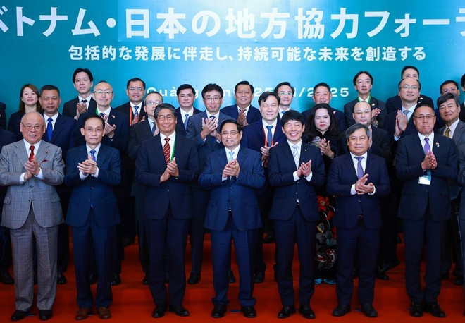 El primer ministro de Vietnam, Pham Minh Chinh, y representantes en el foro. (Foto: VNA)