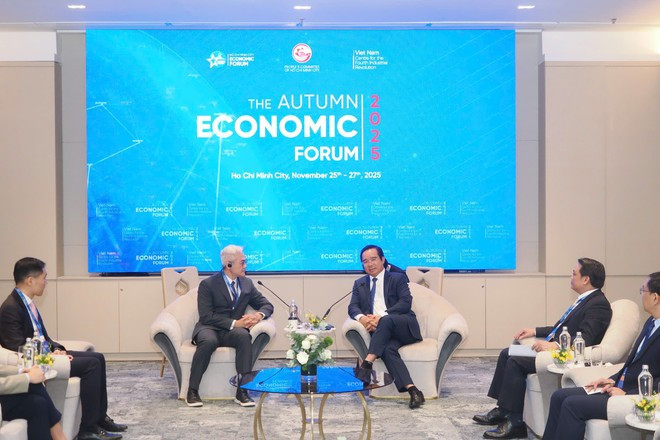 Reunión entre el presidente del Comité Popular de Ciudad Ho Chi Minh, Nguyen Van Duoc, y Yang Peng, director ejecutivo de la empresa singapurense Ant International. (Foto: VNA)