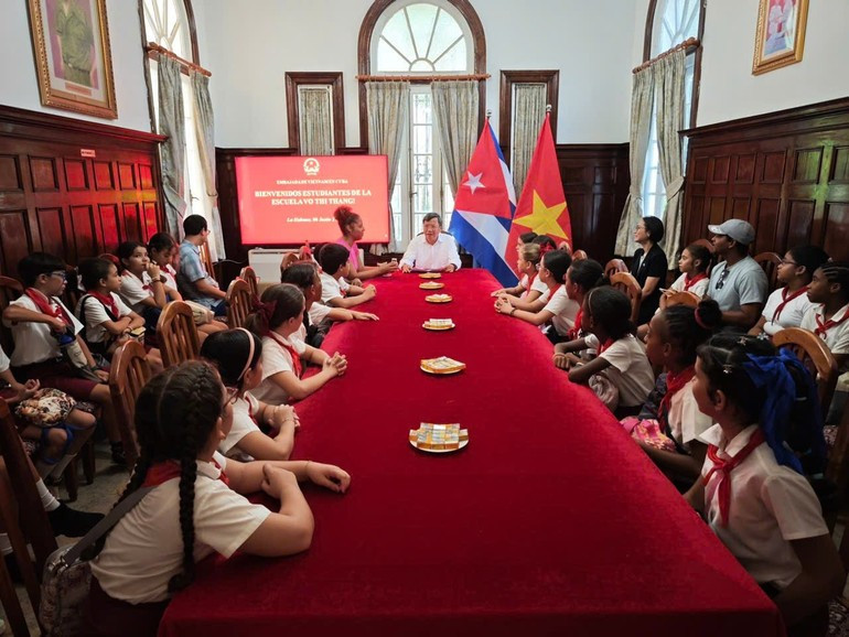 El embajador de Vietnam en Cuba, Le Quang Long, conversa con maestros y alumnos de la escuela primaria de Vo Thi Thang. (Fotografía: Embajada de Vietnam en Cuba) El embajador de Vietnam en Cuba, Le Quang Long, conversa con maestros y alumnos de la escuela primaria de Vo Thi Thang. (Fotografía: Embajada de Vietnam en Cuba)