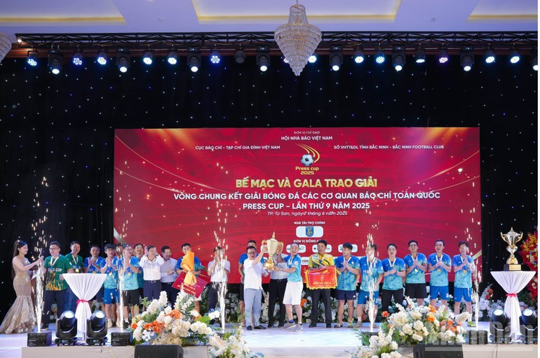 El compañero Le Quoc Minh y Nakorn Veerapravati, presidente de la Confederación de Periodistas de Tailandia y titular de la Asociación Real de Periodistas de ese país, entregan el trofeo al campeón. El compañero Le Quoc Minh y Nakorn Veerapravati, presidente de la Confederación de Periodistas de Tailandia y titular de la Asociación Real de Periodistas de ese país, entregan el trofeo al campeón.