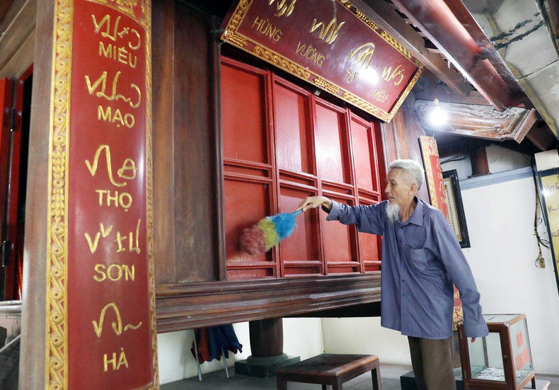 Un gran panel caligráfico y un par de tableros con coplas talladas en la antigua escritura Khoa Dau se exhiben en el sanctasanctórum. Un gran panel caligráfico y un par de tableros con coplas talladas en la antigua escritura Khoa Dau se exhiben en el sanctasanctórum.