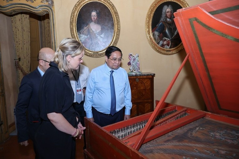 El primer ministro Pham Minh Chinh observa instrumentos musicales en exhibición en el Museo Lascaris. (Fotografía: VGP) El primer ministro Pham Minh Chinh observa instrumentos musicales en exhibición en el Museo Lascaris. (Fotografía: VGP)