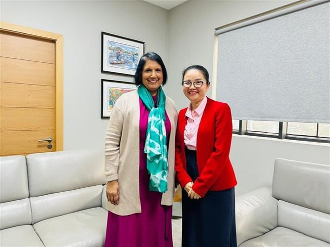 La embajadora de Vietnam en Mauricio, Tran Thi Thu Thin, y la ministra de Servicios Financieros y Planificación Económica de Mauricio, Jyoti Jeetun. (Fotografía: VNA) La embajadora de Vietnam en Mauricio, Tran Thi Thu Thin, y la ministra de Servicios Financieros y Planificación Económica de Mauricio, Jyoti Jeetun. (Fotografía: VNA)
