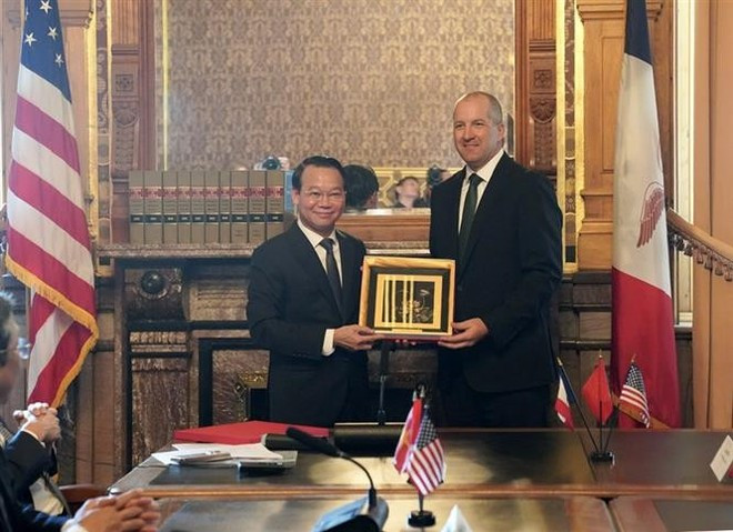 El ministro de Agricultura y Medio Ambiente de Vietnam, Do Duc Duy, y el secretario de Agricultura y Administración de Tierras del estado de Iowa, Mike Naig. (Fotografía: VNA) El ministro de Agricultura y Medio Ambiente de Vietnam, Do Duc Duy, y el secretario de Agricultura y Administración de Tierras del estado de Iowa, Mike Naig. (Fotografía: VNA)