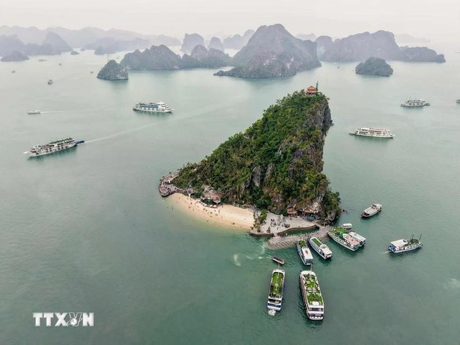 La bahía de Ha Long, un destino popular en la provincia de Quang Ninh. (Fotografía: VNA) La bahía de Ha Long, un destino popular en la provincia de Quang Ninh. (Fotografía: VNA)