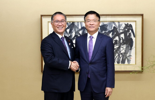 El vice primer ministro vietnamita Le Thanh Long y el ministro de Reconstrucción de Japón, Ito Tadahiko. (Foto: VNA) El vice primer ministro vietnamita Le Thanh Long y el ministro de Reconstrucción de Japón, Ito Tadahiko. (Foto: VNA)