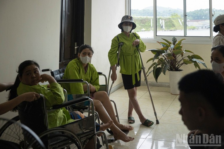Lugareños acuden al Hospital General de Yen Bai para someterse a chequeos de salud.