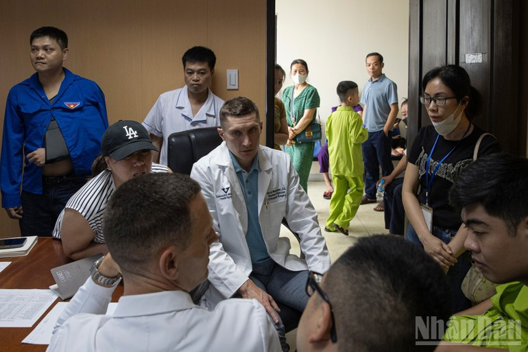 Además de los exámenes médicos y tratamientos gratuitos, los filántropos entregan becas, regalos y dispositivos pedagógicos a alumnos necesitados y maestros asignados a esta provincia montañosa.