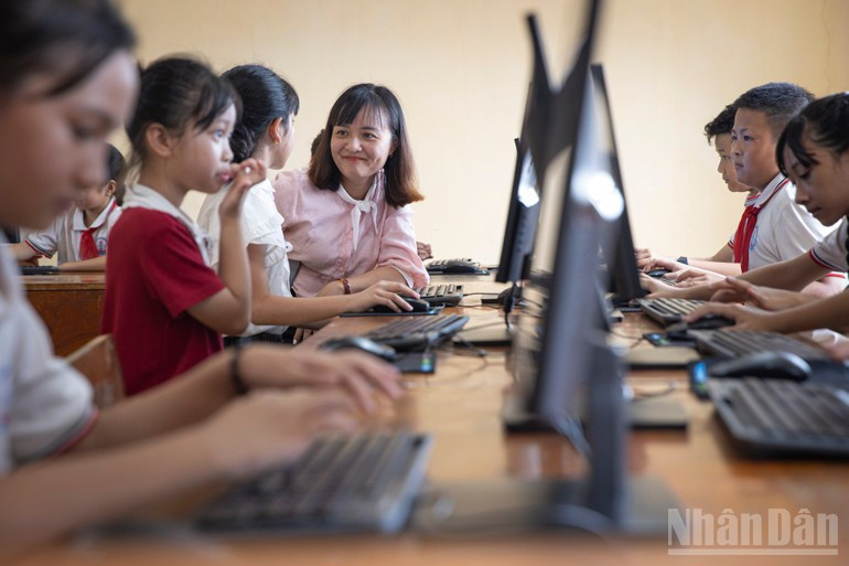 El club Sala y el Fondo Por el Progreso de la Ciudad de Da Nang donan a cada escuela local una sala con 20 ordenadores para la asignatura de Ciencias de la Computación. Este donativo, de aproximadamente 10,75 mil dólares, reviste gran significado, pues por primera vez los niños allí tienen acceso a la tecnología de la información.