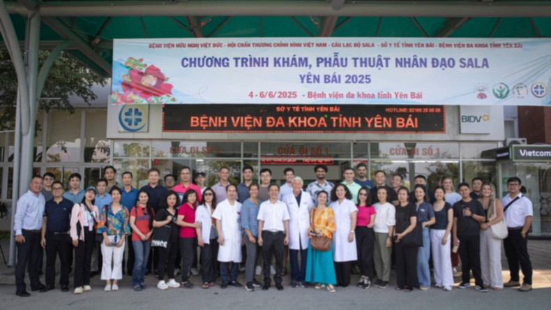 Los médicos y otros miembros de la delegación posan para fotos de recuerdo en el Hospital General de la provincia de Yen Bai.