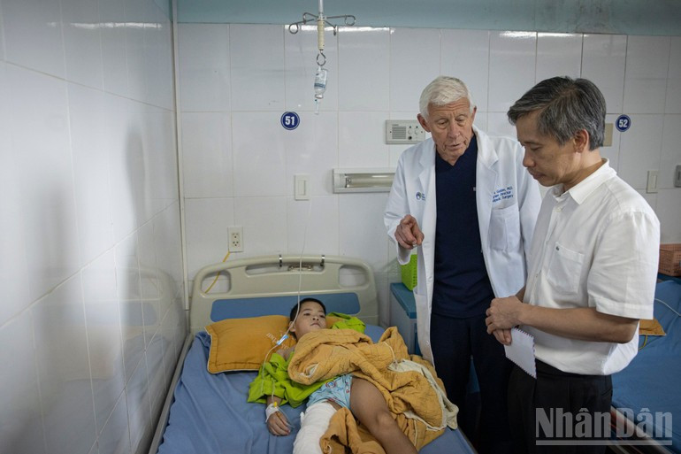 Los médicos animan a un paciente después de su cirugía.