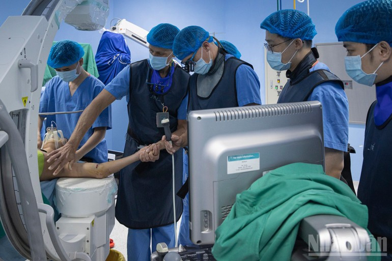 Cabe destacar que los médicos realizan con éxito más de diez casos difíciles de cirugía ortopédica, como los de reemplazo de cadera y rodilla, y numerosas otras técnicas complicadas.