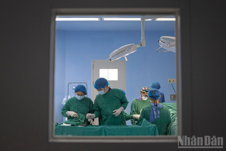 Estas intervenciones cambian la vida de los pacientes y estrechan lazos entre la medicina vietnamita y la comunidad médica internacional.