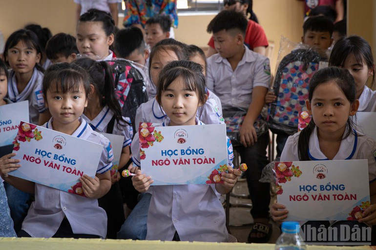 Los alumnos reciben becas.