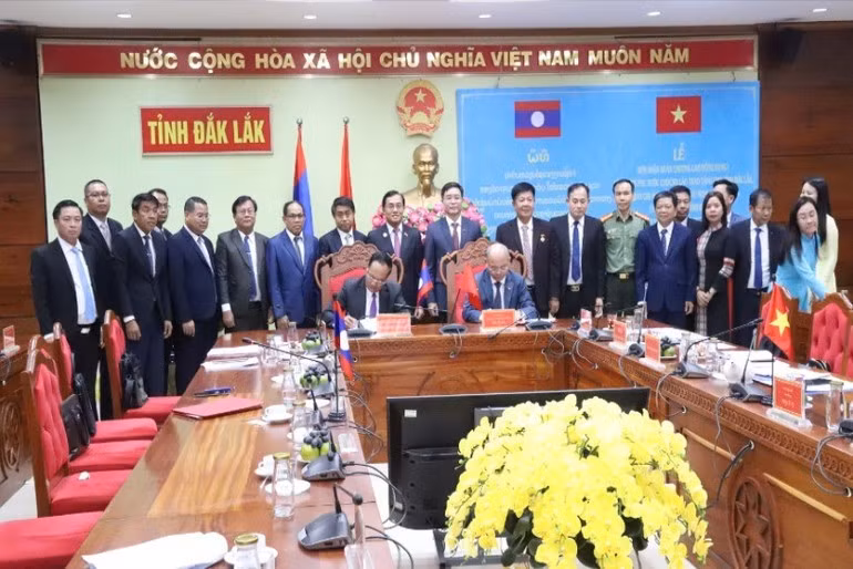 Dirigentes de Dak Lak y Sekong presencian la firma del memorando de entendimiento sobre la cooperación entre las dos provincias para el período 2025-2030. (Fotografía: Nhan Dan)
