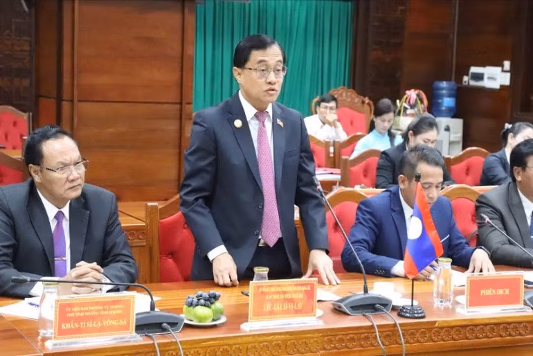 Leklai Sivilay, miembro del Comité Central del Partido Popular Revolucionario de Laos, secretario del Comité de la fuerza en Sekong y gobernador de esa provincia, habla en el acto. (Fotografía: Nhan Dan)