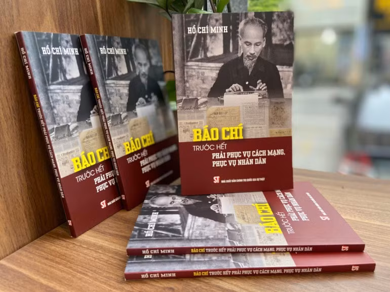 El libro “La prensa debe servir primero a la revolución y al pueblo”. (Fotografía: Nhan Dan)