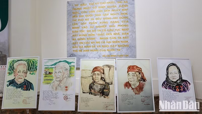 Retratos de las Madres Heroicas de Vietnam de distintas regiones del país, realizados por la pintora Dang Ai Viet.