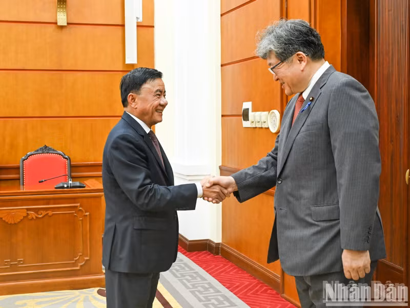 Tran Cam Tu, miembro del Buró Político y permanente del Secretariado del Comité Central del Partido Comunista de Vietnam recibe a Hagiuda Koichi, secretario general ejecutivo interino del Partido Liberal Democrático de Japón.