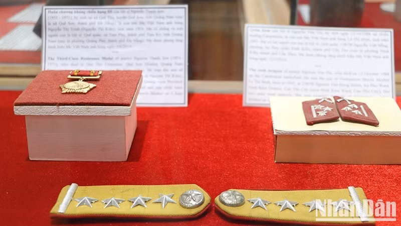 Objetos originales pertenecientes a mártires y combatientes revolucionarios, exhibidos en el evento.