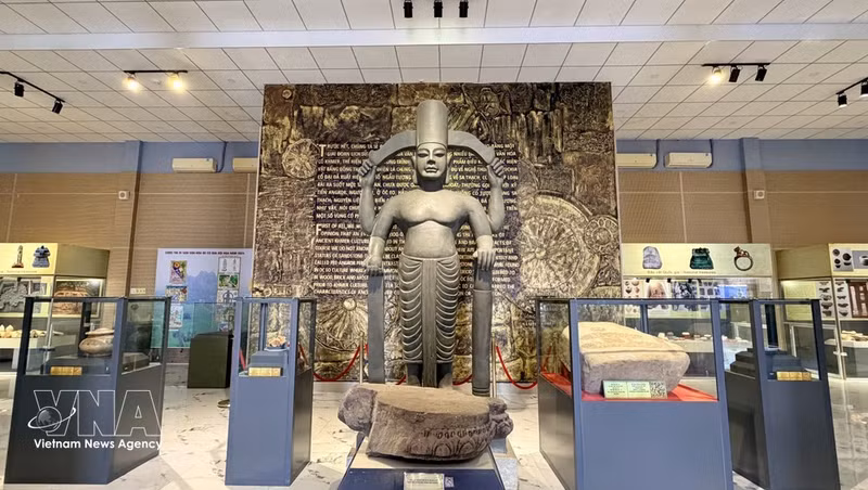 Tesoros nacionales de la cultura Oc Eo expuestos en una exhibición. (Foto: VNA)
