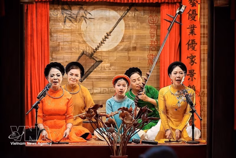 Tres generaciones de cantantes femeninas de "xam" de Bich Cau Dao Quan actúan juntas. (Foto: VNA)