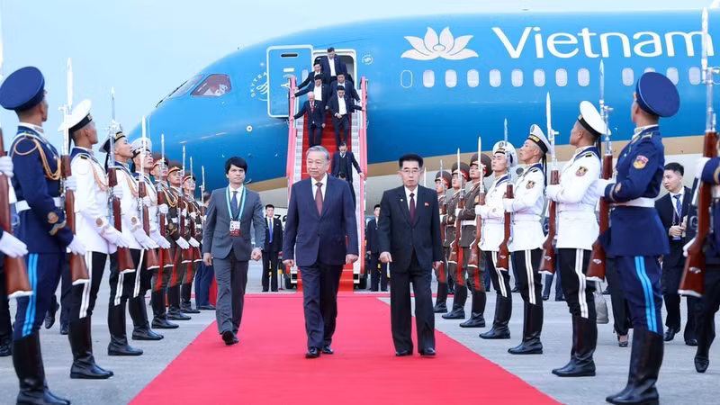 El secretario general del PCV, To Lam, llega a Pyongyang para iniciar su visita de Estado a Corea del Norte y asistir a la ceremonia conmemorativa del 80º aniversario de la fundación del Partido del Trabajo de Corea. (Foto: VNA)