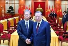 El secretario general To Lam (derecha) ofrece una recepción a Zhao Leji, miembro del Comité Permanente del Buró Político del Comité Central del PCCh y presidente del Comité Permanente de la Asamblea Popular Nacional de China (Fuente: VNA) 