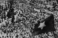 Decenas de miles de capitalinos se reunieron en la Plaza de la Ópera de Hanói para celebrar la victoria de la Revolución de Agosto, el 19 de agosto de 1945. (Fotografía: Archivo de VNA)