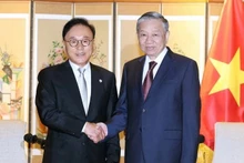 El secretario general del Partido Comunista de Vietnam, To Lam, recibe en Busan al excónsul honorario de Vietnam en Corea del Sur, Park Soo Kwan. (Fuente: VNA)