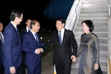 El presidente de Vietnam, Luong Cuong, llega al aeropuerto internacional J.F. Kennedy de Nueva York, Estados Unidos, para participar en el Debate General de Alto Nivel del 80º período de sesiones de la Asamblea General de las Naciones Unidas, así como en diversas actividades bilaterales en el país norteamericano. (Fuente: VNA) 