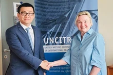 El embajador Vu Le Thai Hoang y Anna Joubin-Bret, secretaria de la Comisión de las Naciones Unidas para el Derecho Mercantil Internacional. (Foto: VNA)