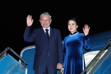 El secretario general del Partido Comunista de Vietnam, To Lam, y su esposa, Ngo Phuong Ly, parten de Hanói para realizar una visita oficial al Reino Unido de Gran Bretaña e Irlanda del Norte. (Foto: VNA)