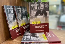 El libro “La prensa debe servir primero a la revolución y al pueblo”. (Fotografía: Nhan Dan)