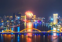 Brilla en Da Nang espectáculo pirotécnico de la Fábrica Z121 de Vietnam