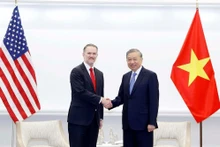 El secretario general del PCV, To Lam (derecha), y el representante comercial de Estados Unidos, Jamieson Greer. (Foto: VNA)